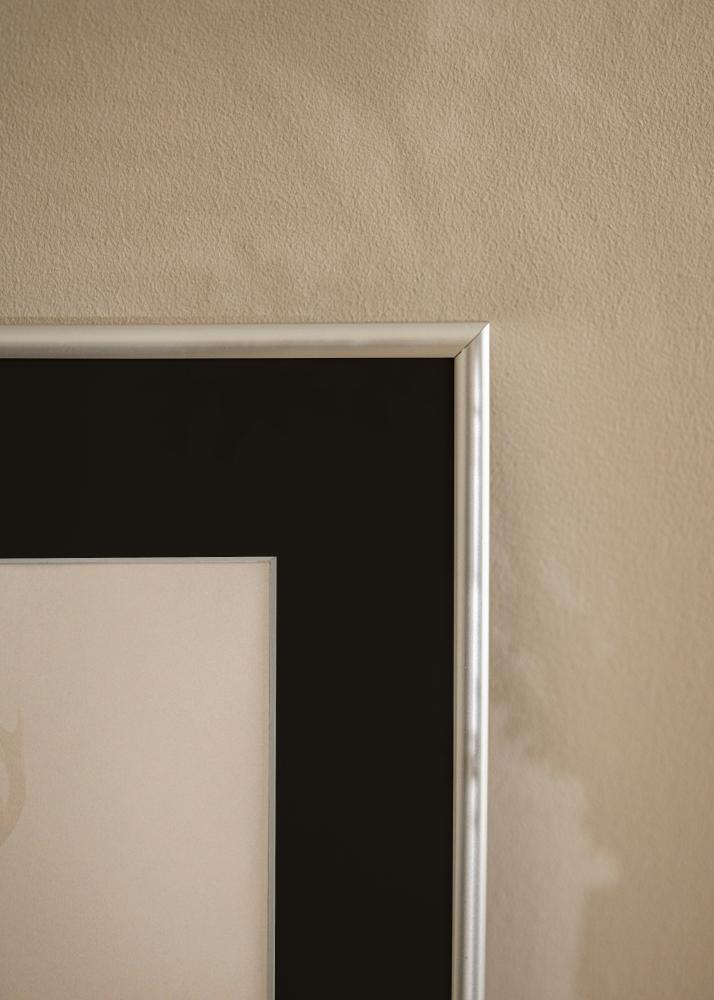 Okvir Victoria Srebrna 30x40 cm - Paspartŭ Črna 20x28 cm