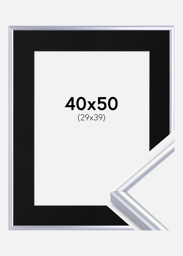 Okvir Victoria Srebrna 40x50 cm - Paspartŭ Črna 30x40 cm