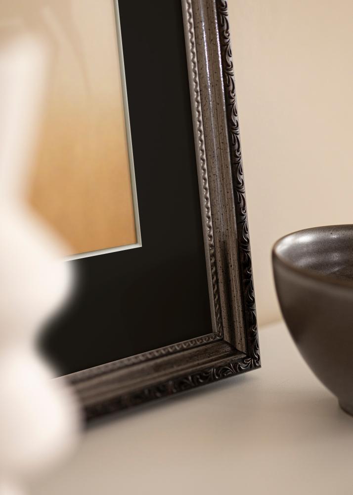 Okvir Abisko Srebrna 24x30 cm - Paspartŭ Črna 18x24 cm