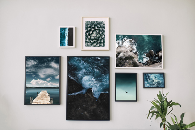 Stenska galerija v modrih tonih