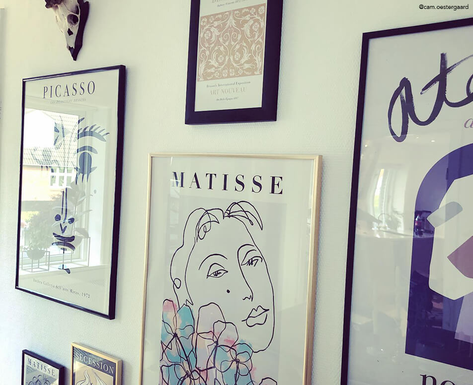 Stenska galerija s črnimi in zlatimi okvirji