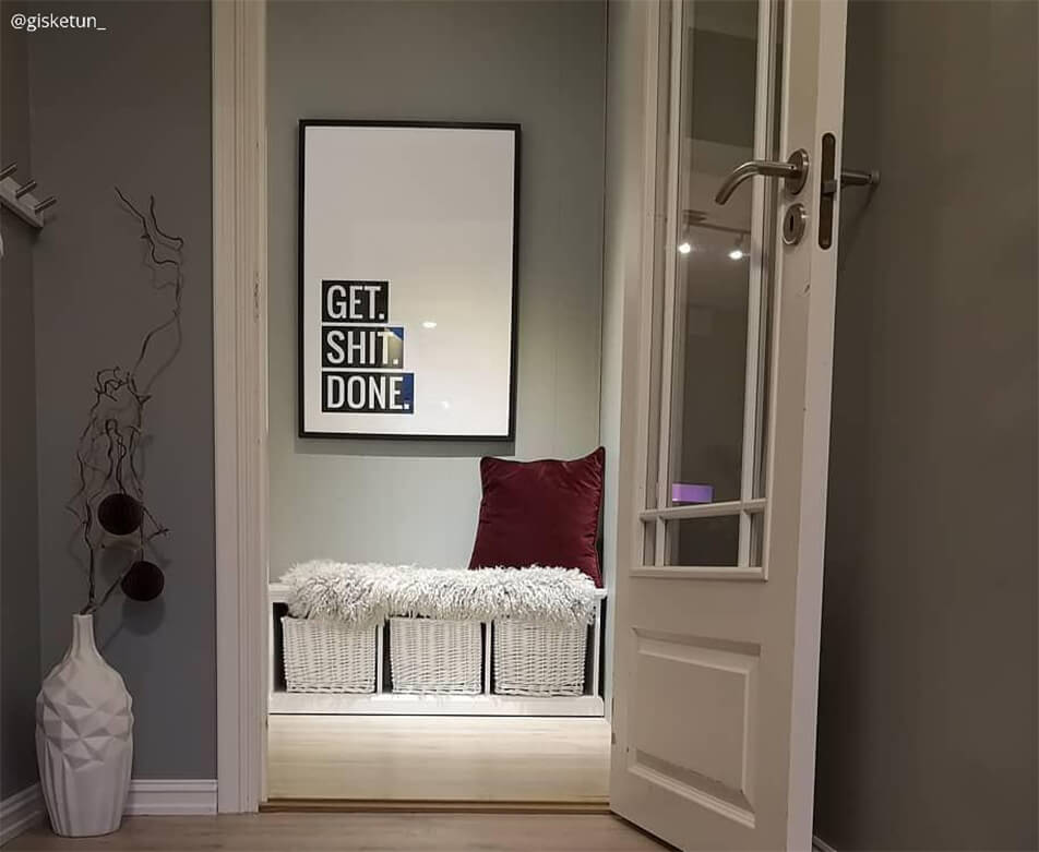 Velik črno-beli plakat s tekstom - notranja oprema v hodniku