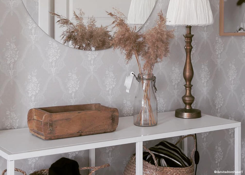 Notranja oprema hodnika - majhno shranjevanje v lesenem skledici, okroglo ogledalo, svetilka iz brona