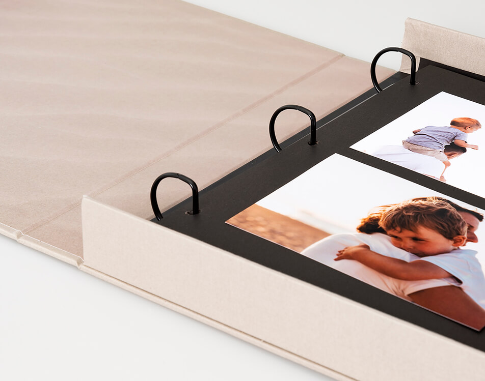 Odprt fotoalbum z črnimi stranmi - lepite sami album