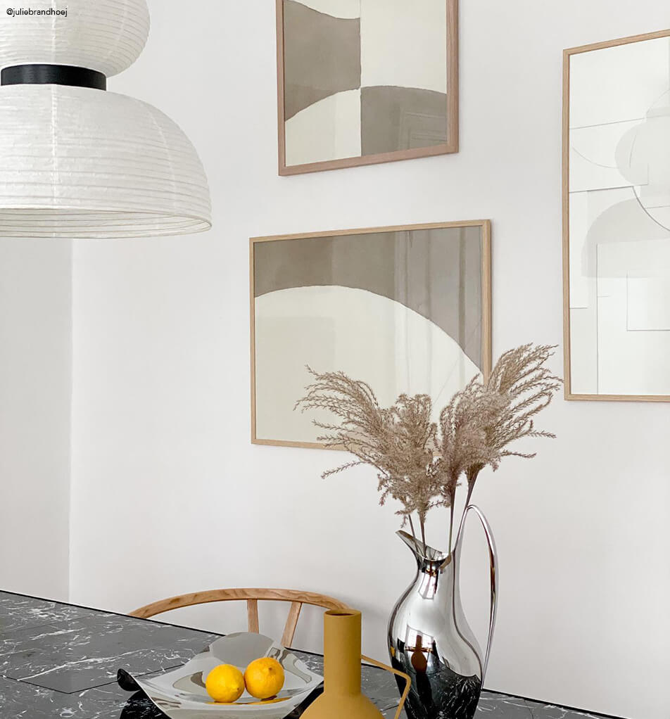 Stenska galerija v kuhinji – 3 hrastovi okvirji z grafično umetnostjo