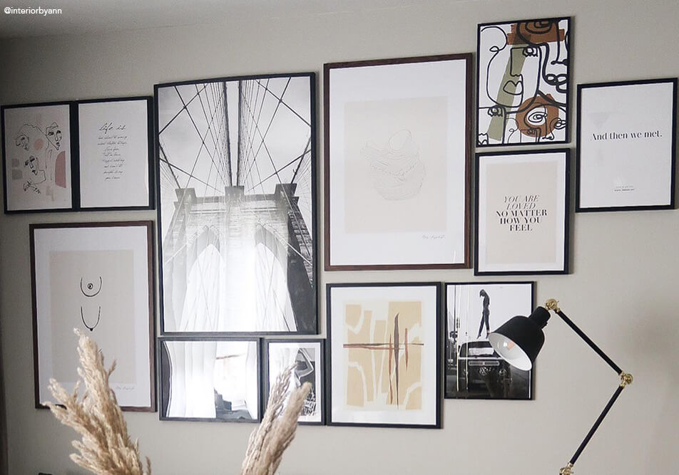 Velika stenska galerija nad kavčem v dnevni sobi