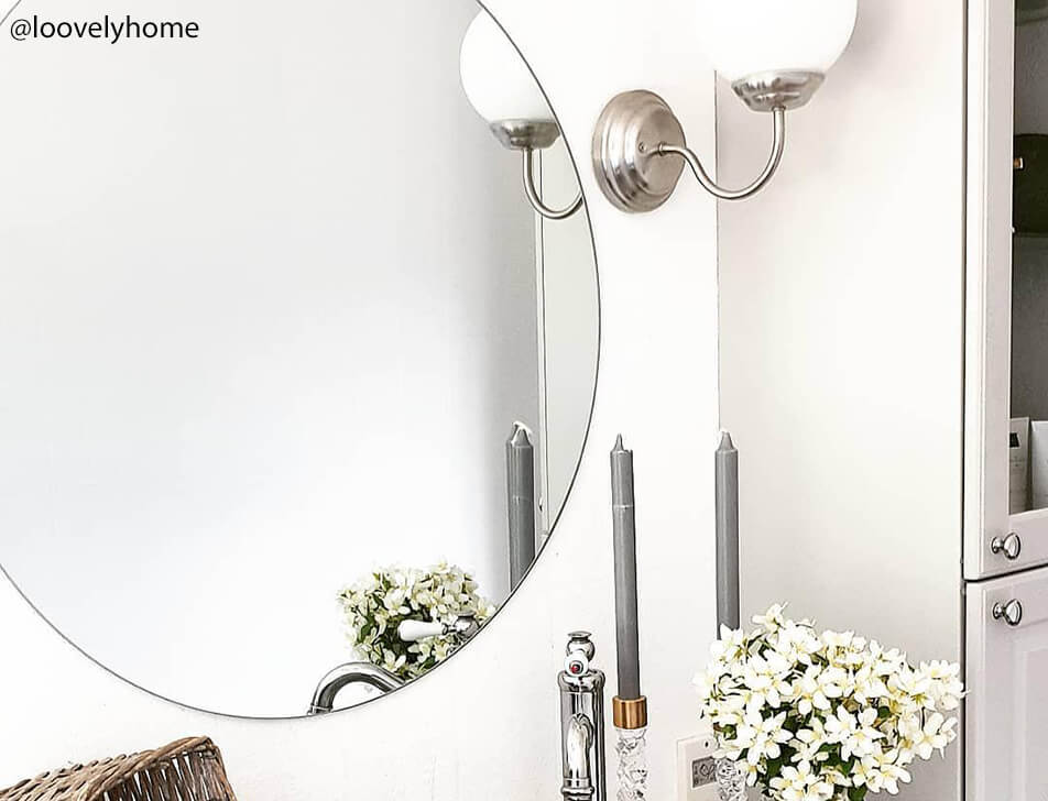 Krožno ogledalo, rože in svetloba v kopalnici