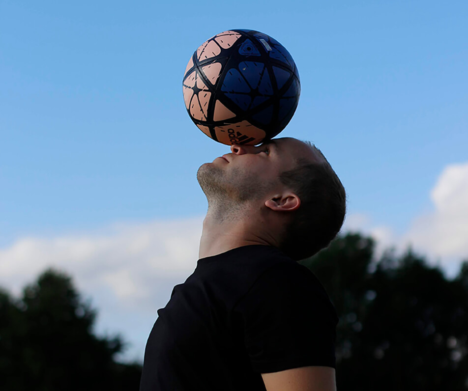 Oblikovalec Tim Hansson izvaja nogometne trike